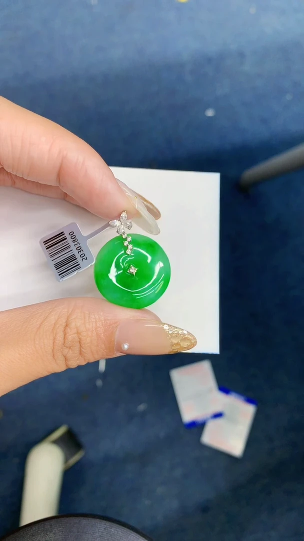 翡翠18K金镶嵌颈饰             8