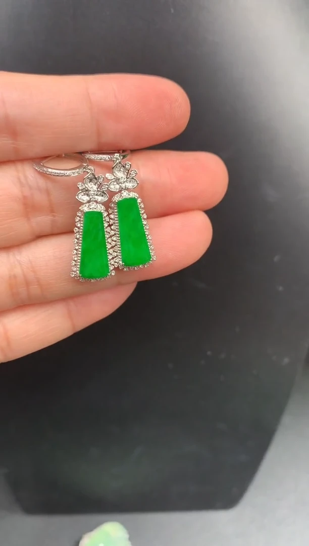 颈饰18K金镶嵌翡翠耳包