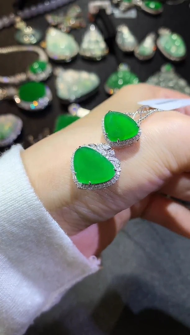 【闪购商品】翡翠吊坠(不含链)18K金镶嵌51-爱心