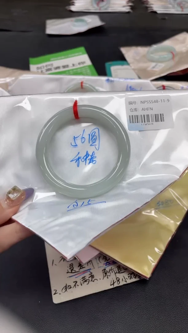 未镶嵌手镯翡翠小****?翡翠手镯