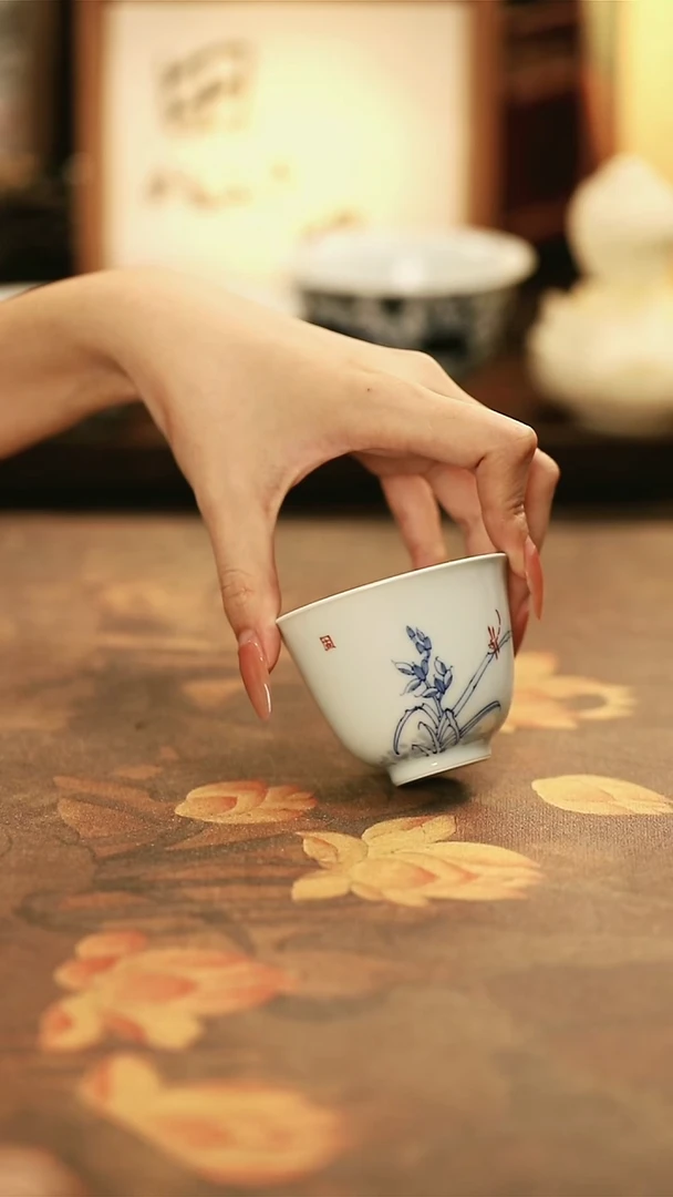 陶瓷青花兰花铃铛杯