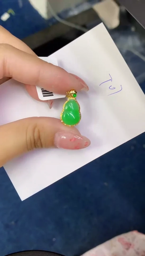 翡翠18K金镶嵌颈饰缅甸天然翡翠A货