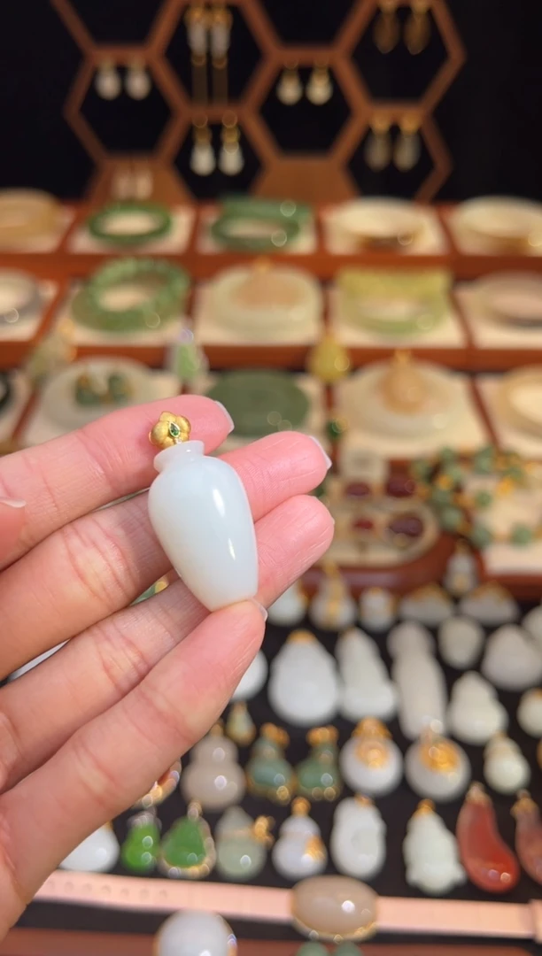 18K金镶嵌和田玉挂件福利