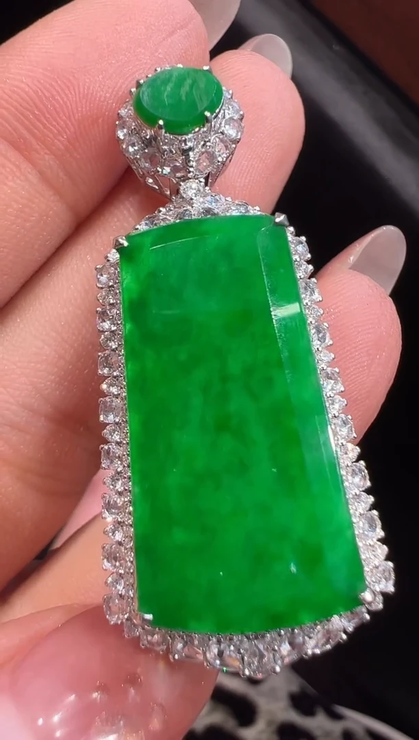 颈饰18K金镶嵌翡翠吊坠