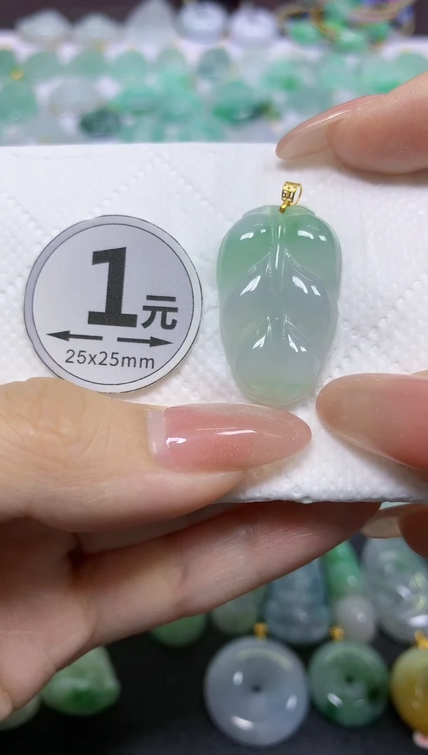 颈饰18K金镶嵌翡翠天然翡翠A货