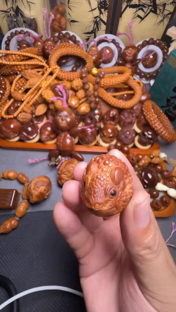 手串橄榄核一颗金蝉