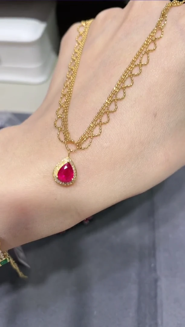 18K金镶嵌天然红宝石项链