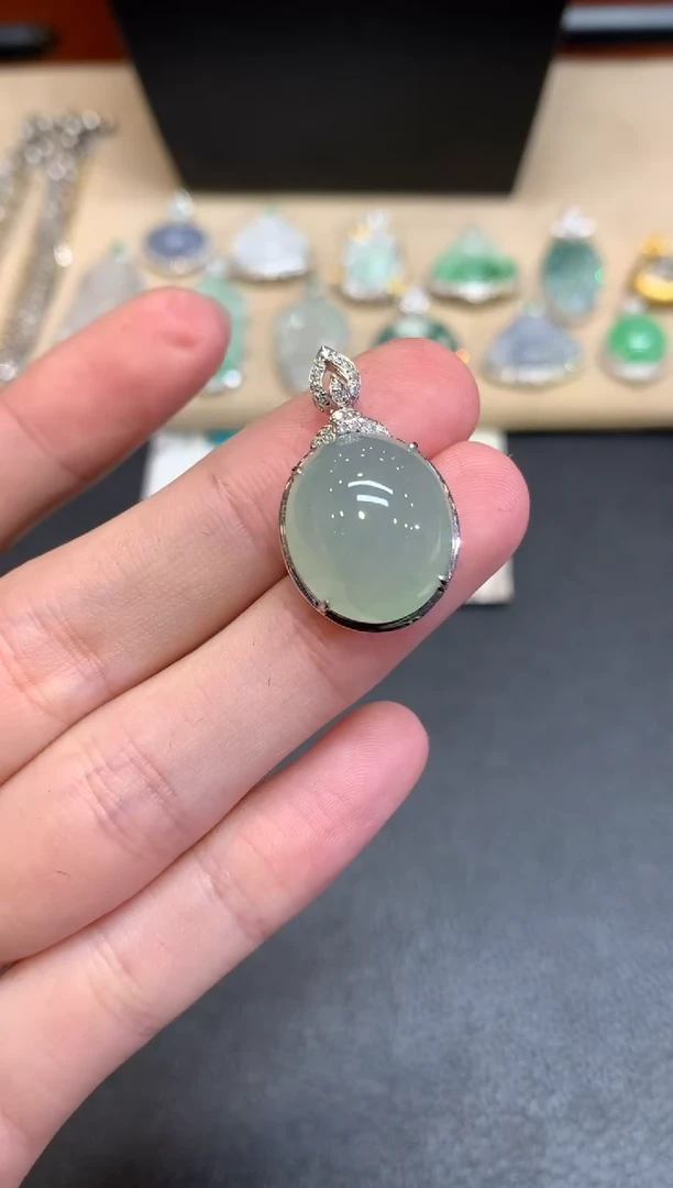 【闪购商品】翡翠颈饰18K金镶嵌蛋面【无服务费】