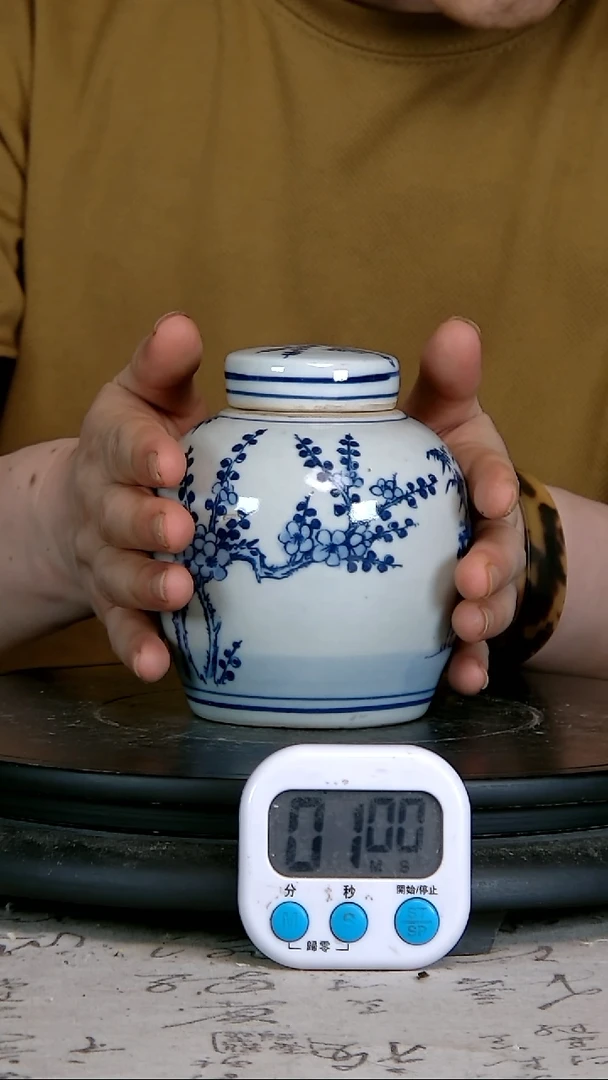 尙*青花精绘花卉图罐