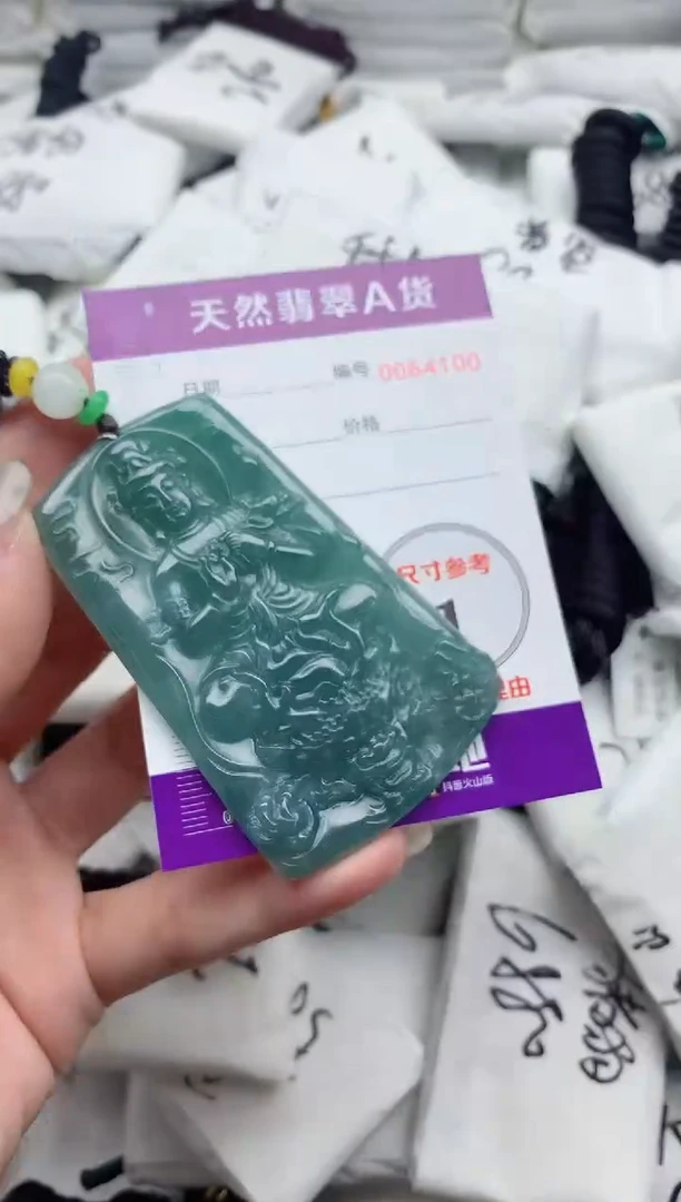 翡翠未镶嵌颈饰·