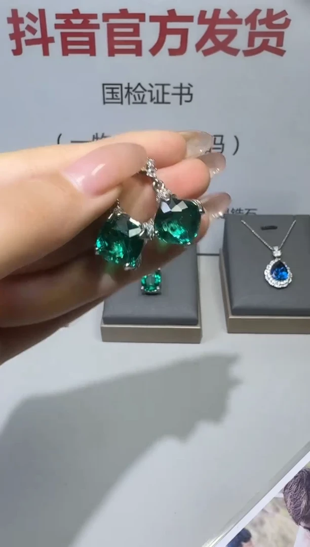 18K金镶嵌耳饰祖母绿1