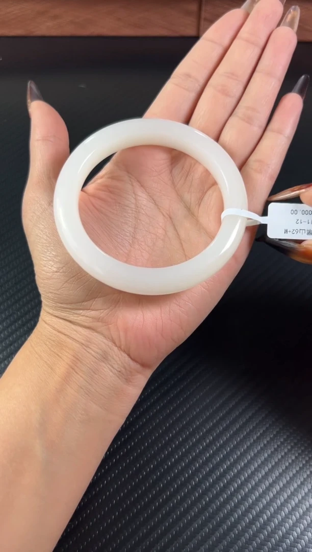 未镶嵌手镯和田玉黑山微色差62+M