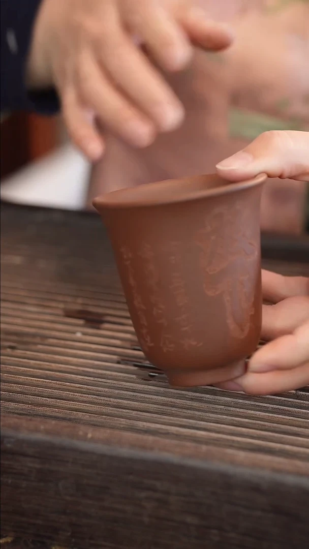 茶壶紫砂雕刻放下杯子