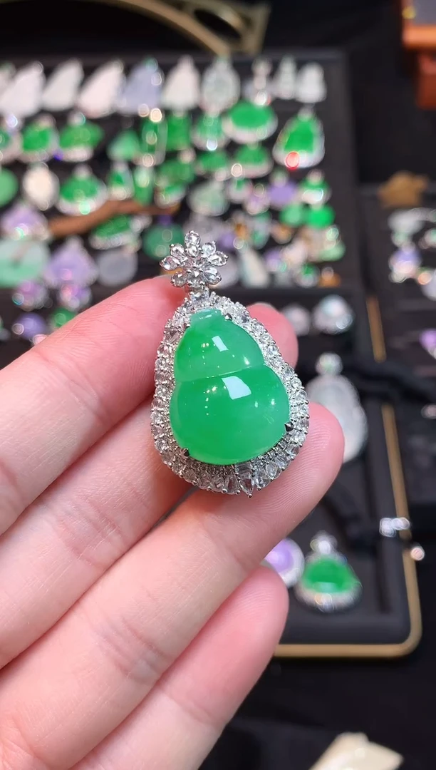 吊坠(赠链)18K金镶嵌翡翠高冰阳绿胖葫芦吊坠