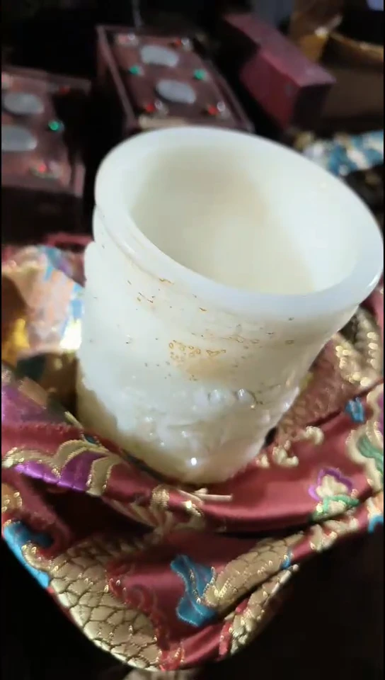 香榧木一个白色笔筒