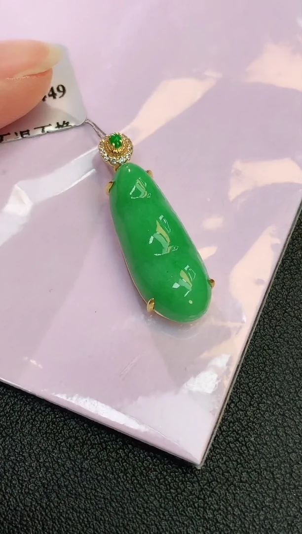 颈饰18K金镶嵌翡翠赠礼盒证书 珍珍