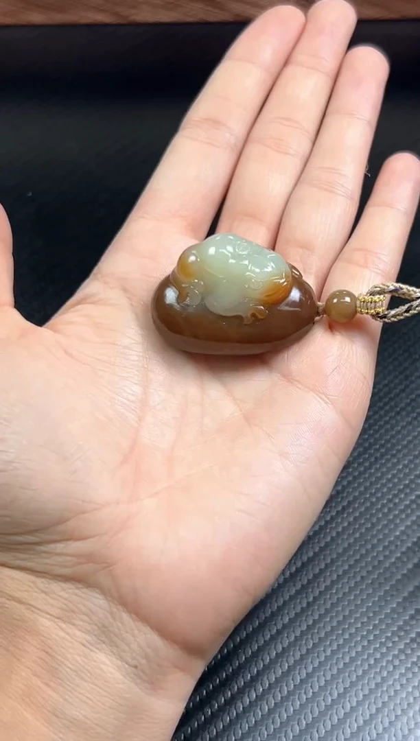 吊坠(赠链)未镶嵌和田玉若羌微色差吊坠m