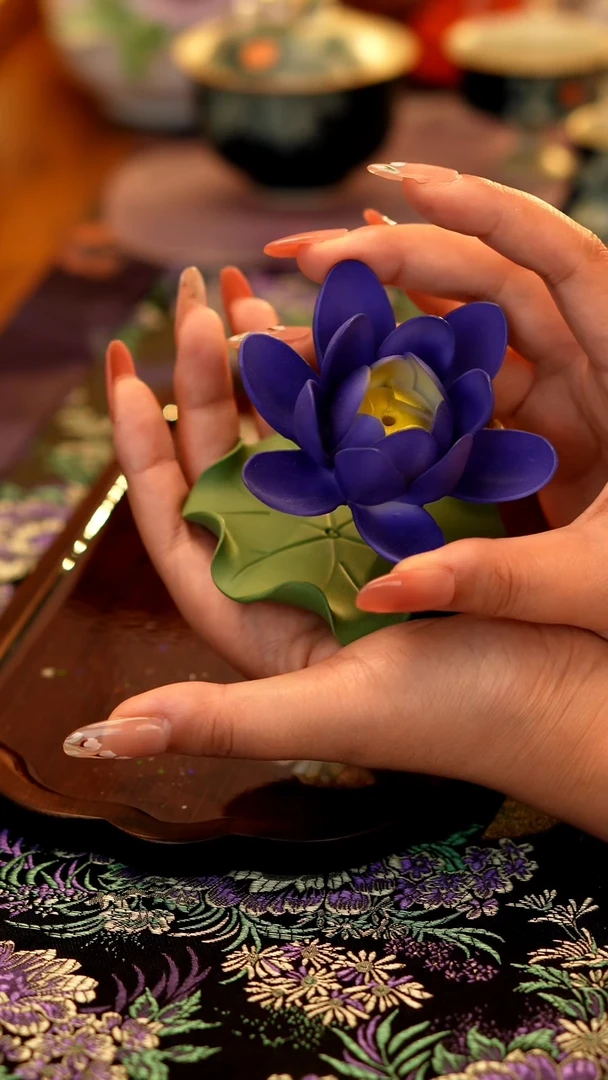 蓝莲花香插···········