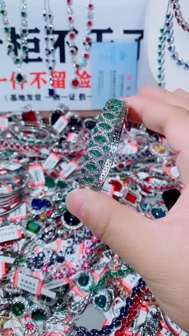 未镶嵌手镯祖母绿