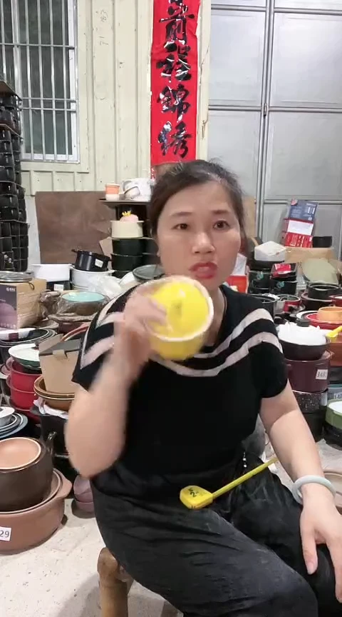 瑕疵黄色炖盅一个