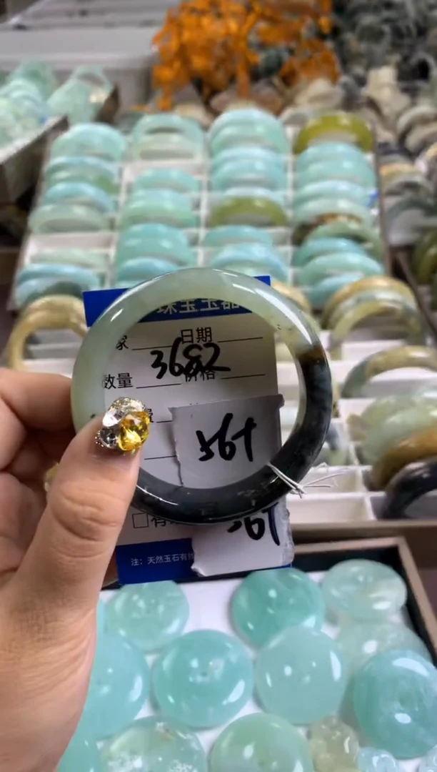 【闪购商品】蛇纹石玉手镯未镶嵌3682