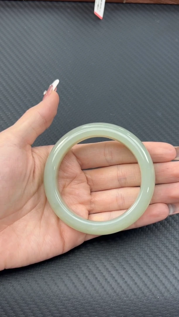 【闪购商品】和田玉手镯未镶嵌且末微色差近矿56手镯