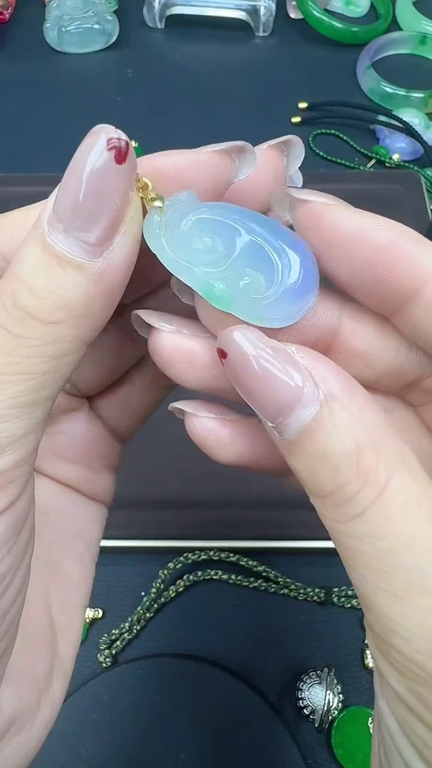 无非金属烟紫如意吊坠