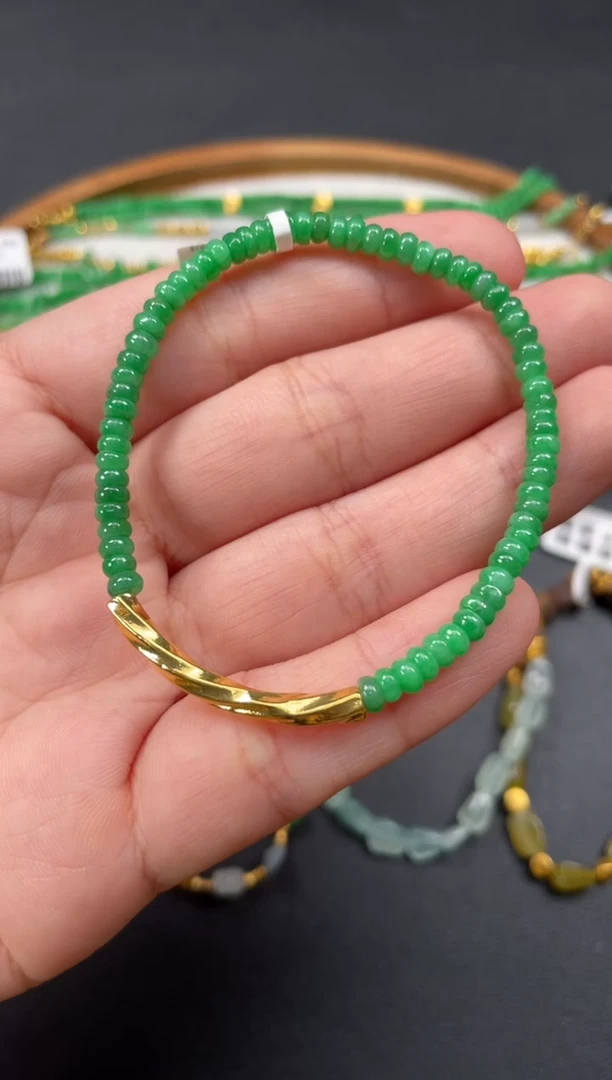 套链足金镶嵌翡翠一条  P602
