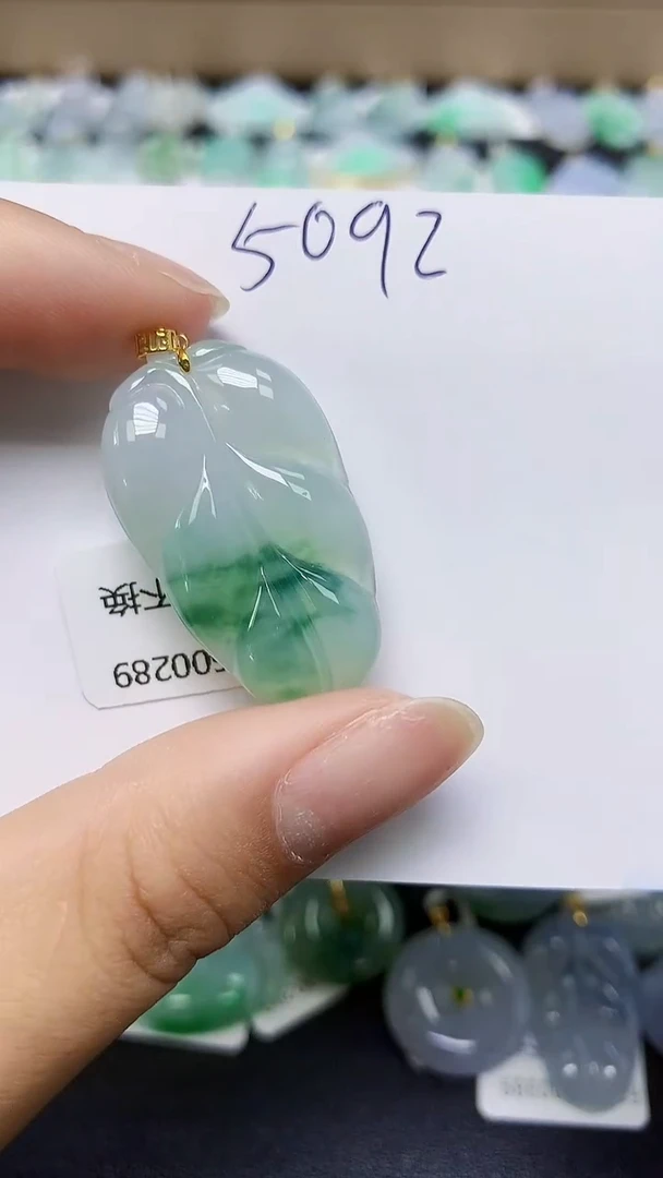 翡翠18K金镶嵌颈饰 天然缅甸翡翠A货
