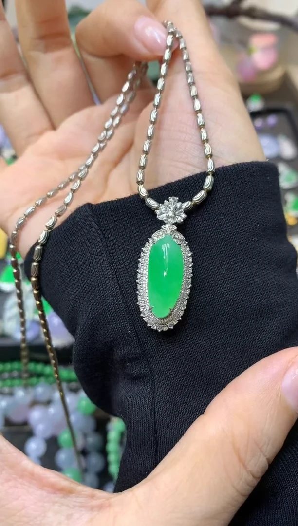 18K金镶嵌挂件翡翠福瓜不含链