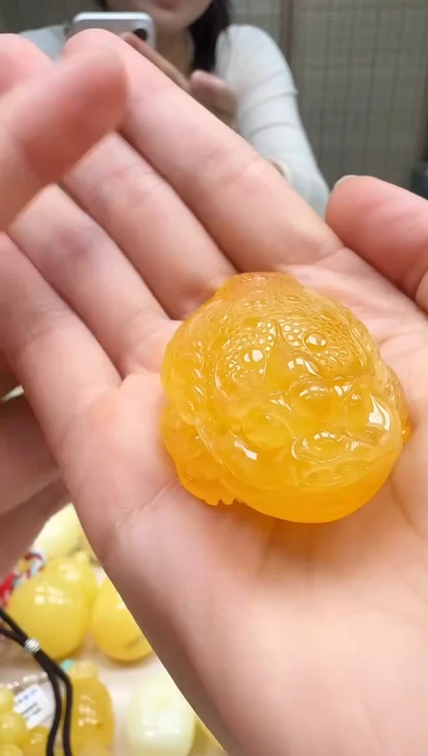 未镶嵌琥珀裸石如图