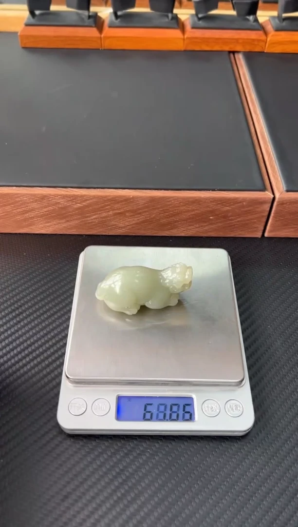 未镶嵌和田玉把件且末微色差近矿J貔貅