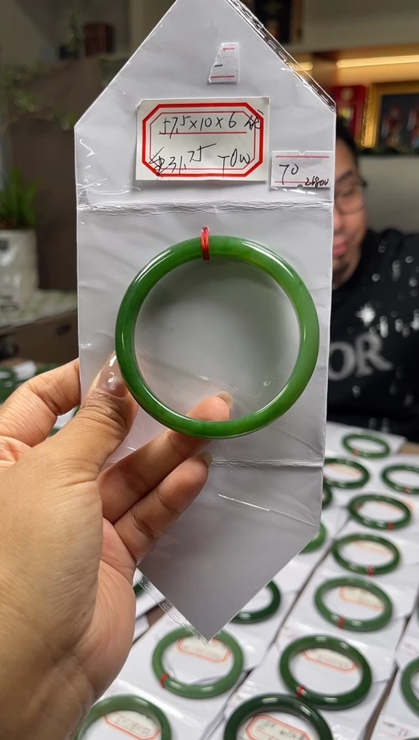 颈饰未镶嵌和田玉锦*?精美碧玉手镯