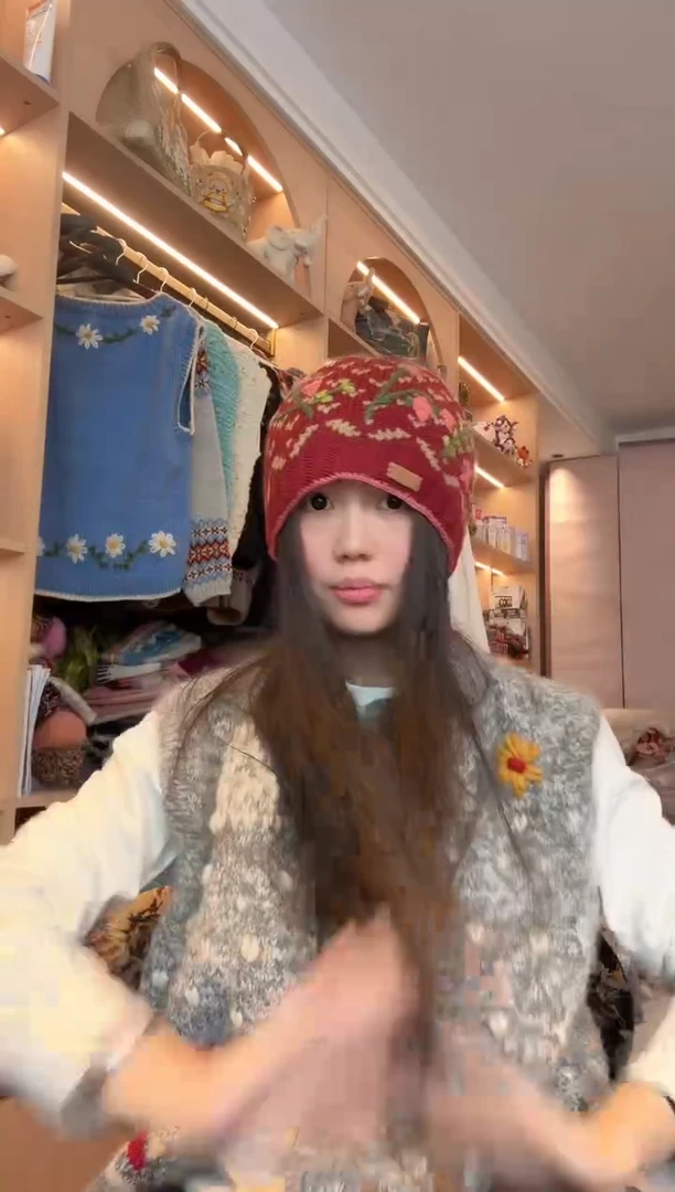 羊毛红色小丸子帽