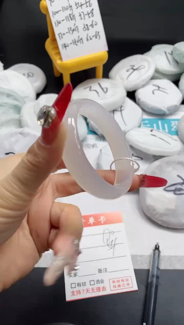 【闪购商品】石英质玉手镯未镶嵌170