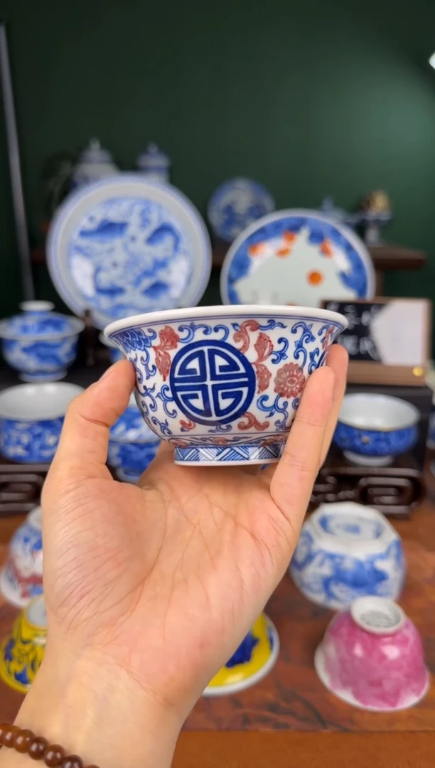 杯福利。 青花釉里红    压手杯
