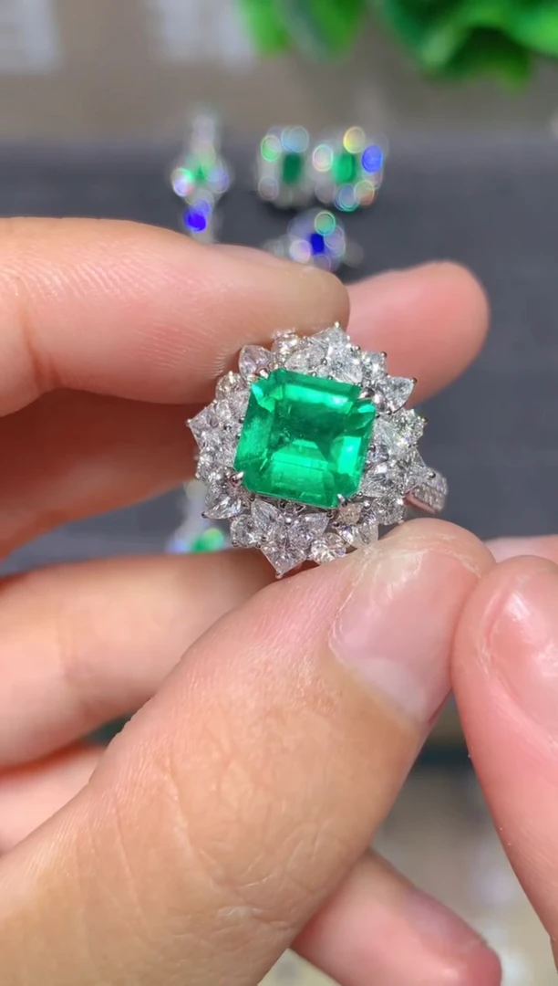 18K金镶嵌戒指祖母绿2.33CT