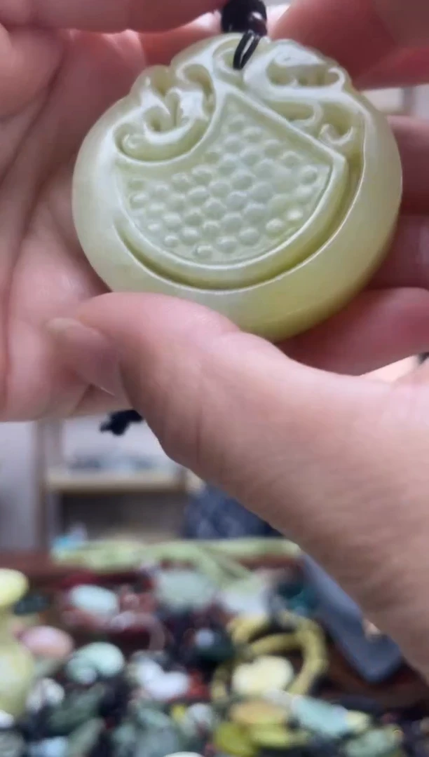 未镶嵌岫玉吊坠.