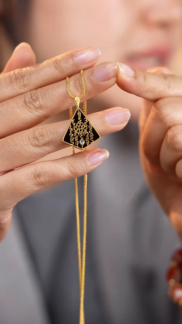 18K金镶嵌颈饰玛瑙/玉髓莲花五条吊坠