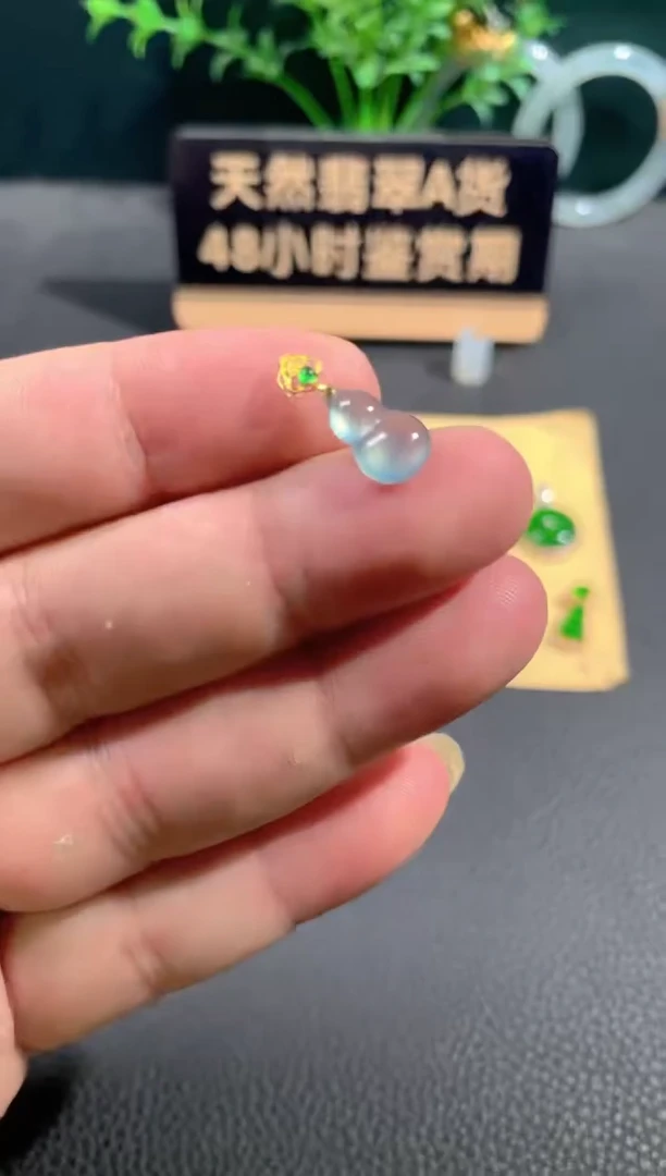 翡翠18K金镶嵌颈饰翡翠