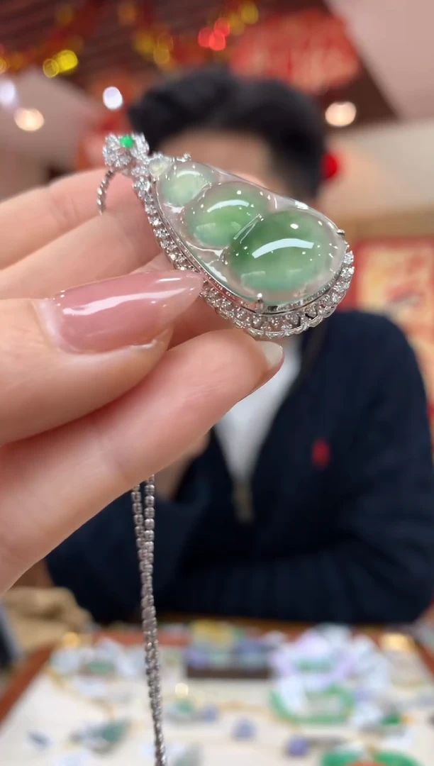 吊坠(不含链)18K金镶嵌翡翠豆子