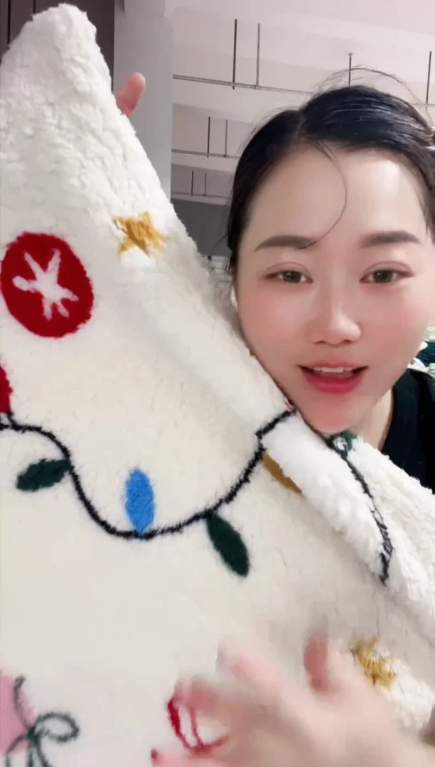 牛奶绒牛奶绒主播手上展示产品