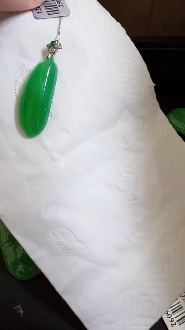 颈饰18K金镶嵌翡翠瓜