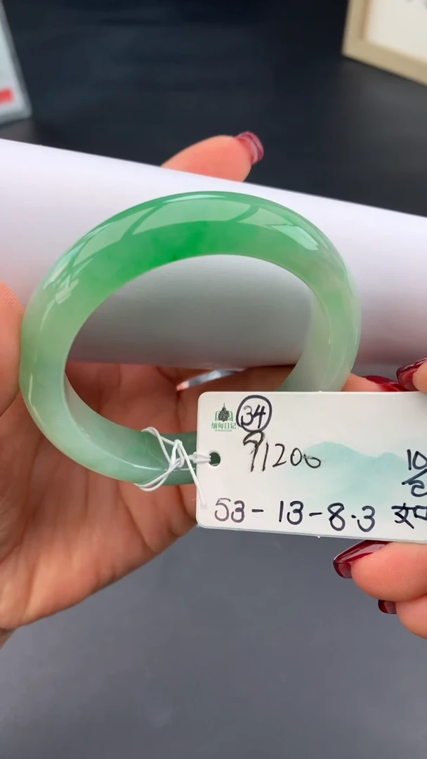 【闪购商品】翡翠手镯未镶嵌 #情人节#送礼，下单联系客服核对地址~