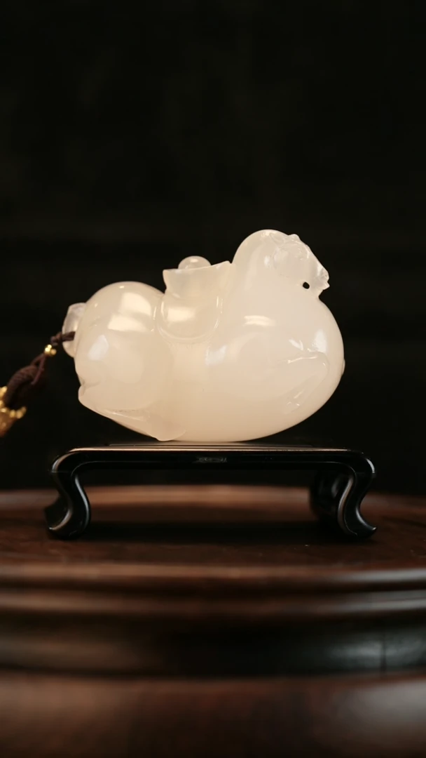 云南石荔枝白雕刻：马上有钱