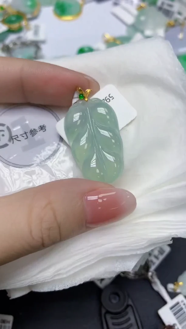 颈饰18K金镶嵌翡翠天然缅甸翡翠A货多样性发一件
