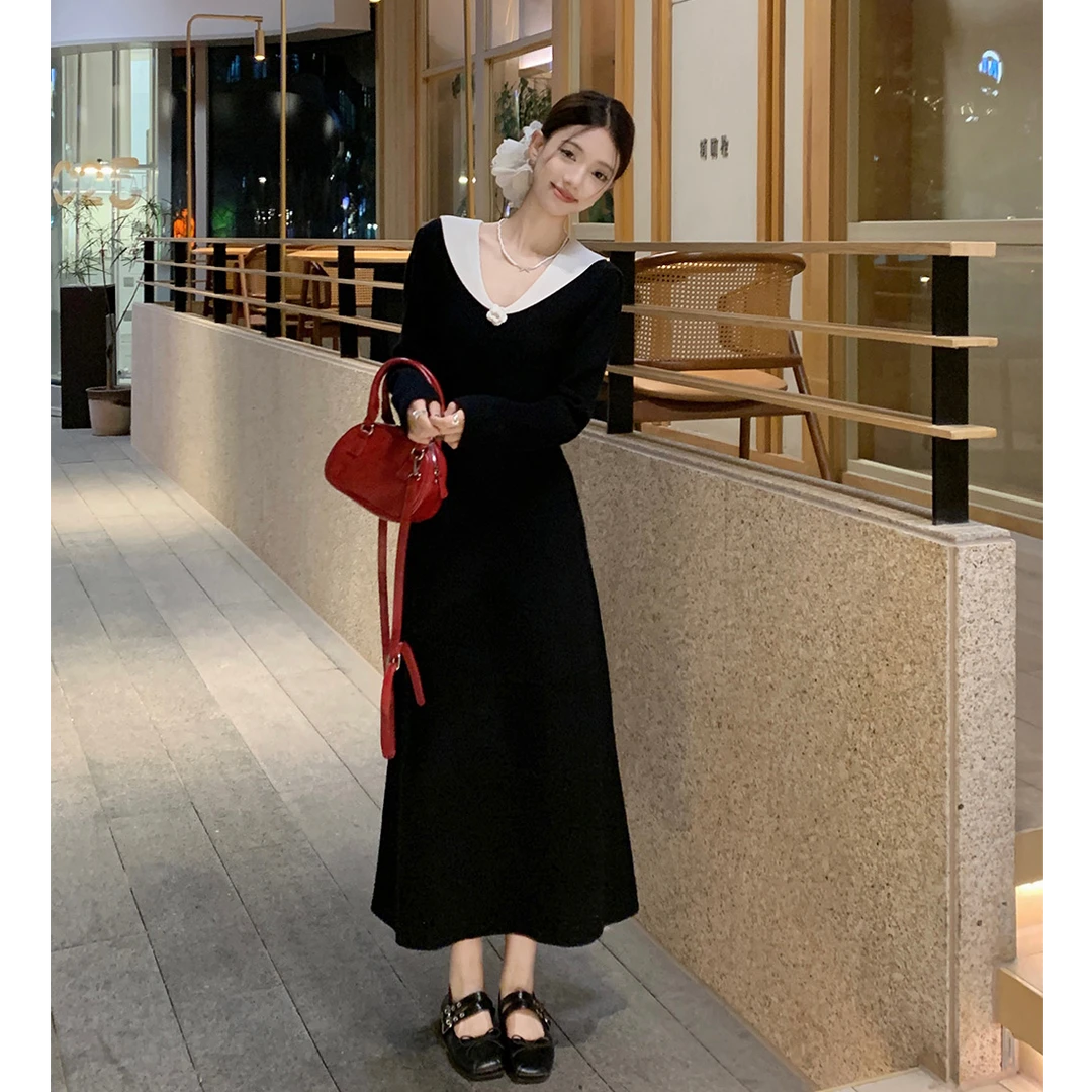 茶歇立体花朵v领针织连衣裙女秋季2025新款法式收腰气质A字长裙子