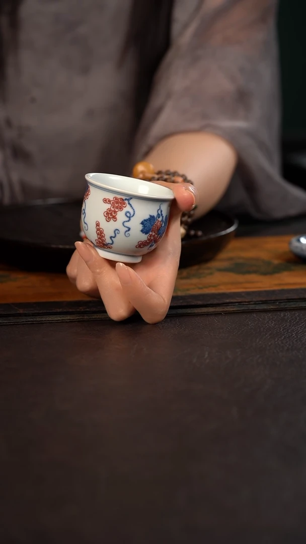 贵红窑青花釉里红葡萄纹小肚杯