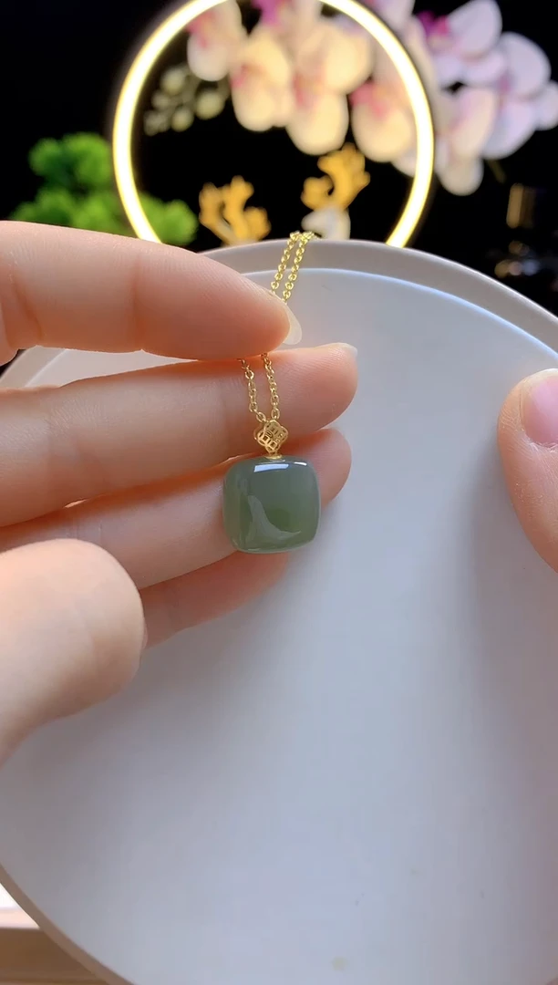 吊坠(赠链)18K金镶嵌和田玉湖水绿小方糖
