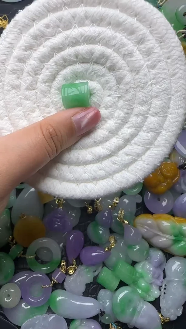 颈饰未镶嵌翡翠缅甸翡翠吊坠